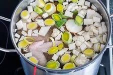 Huhn und Gemüse in kaltem Wasser