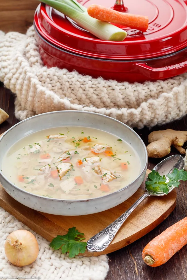 Hühnersuppe in Gläsern zum Einfrieren