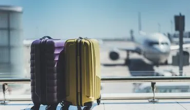 Idyllische Landschaft mit See, Bergen und malerischem Dorf – perfekt für eine Auszeit