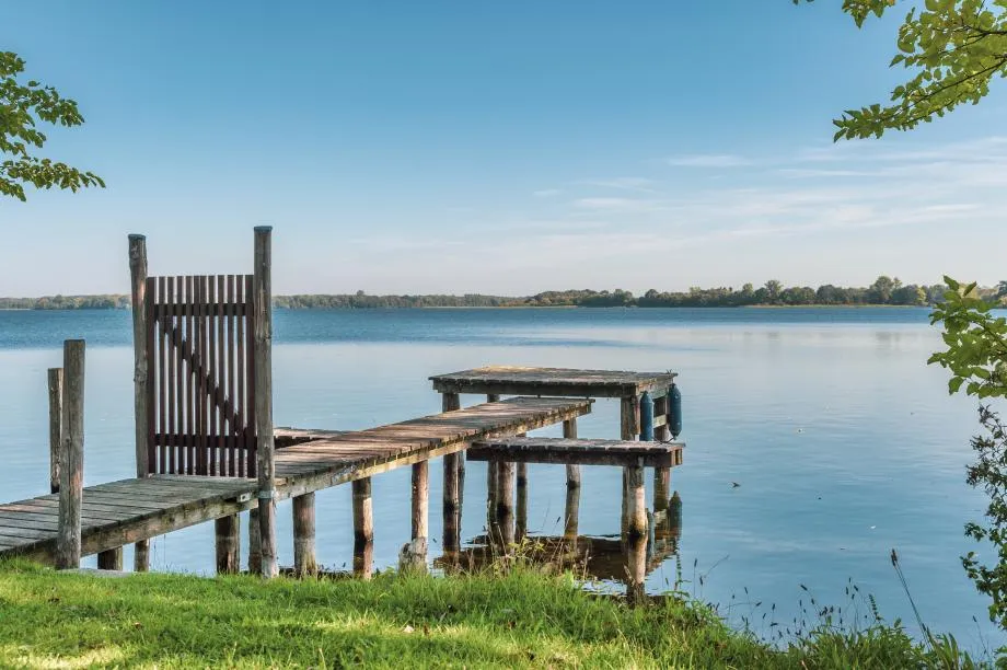 Idyllischer Steg am See in Mecklenburg-Vorpommern