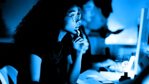 Illustration der Verbindung von physischen und digitalen Modellen durch Digitale Zwillinge