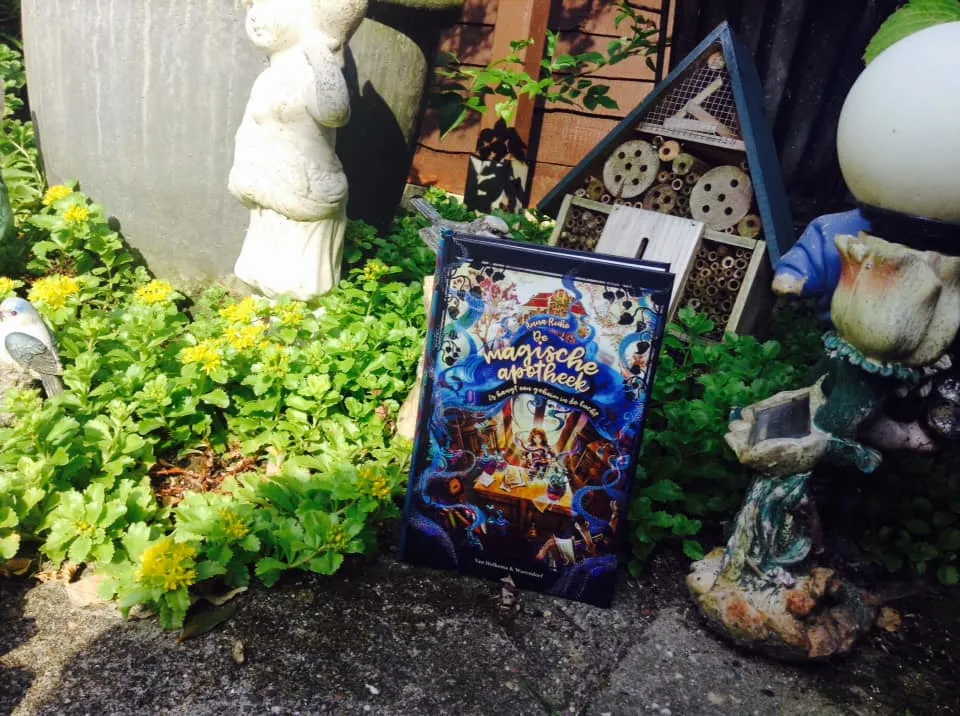 Illustration einer magischen Apotheke mit bunten Fläschchen