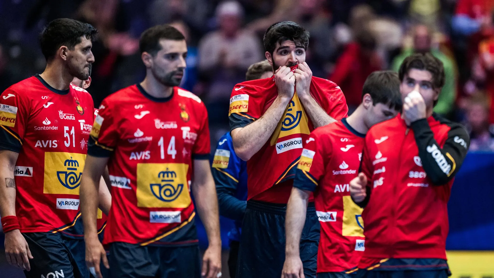 Imanol Garciandia Alustiza (Mitte) beißt vor Enttäuschung in sein Trikot.