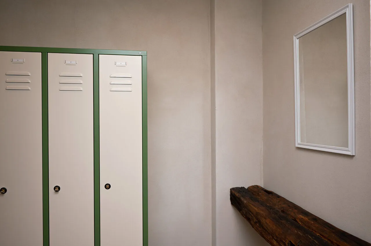 In der Ankleide im Naundrups Hof finden Sie abschließbare Kleiderschränke und ein geräumige Umkleide.