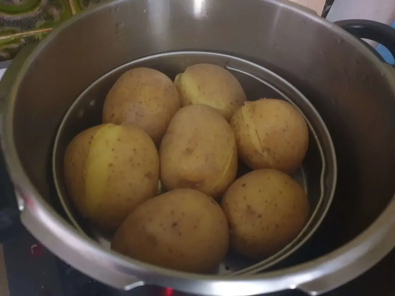 In der Schale gekochte Kartoffeln bereit zum Pürieren