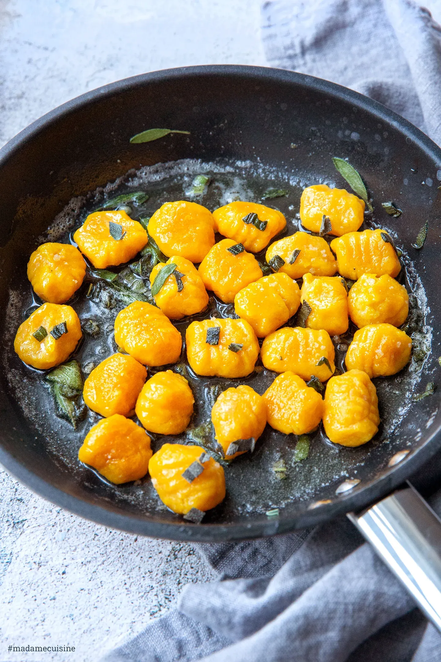 In Salbeibutter angebraten