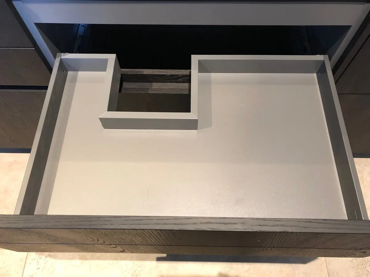 Individuell angepasster Auszug bei linksbündigem Spülbecken in 80er Unterschrank