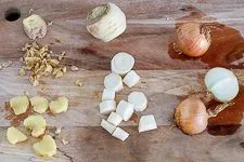 Ingwer, Petersilienwurzel und Zwiebel