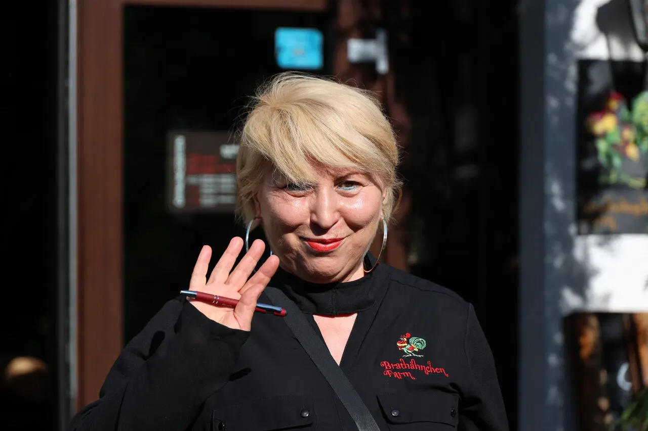 Inhaberin Radi lächelt herzlich und blickt direkt in die Kamera