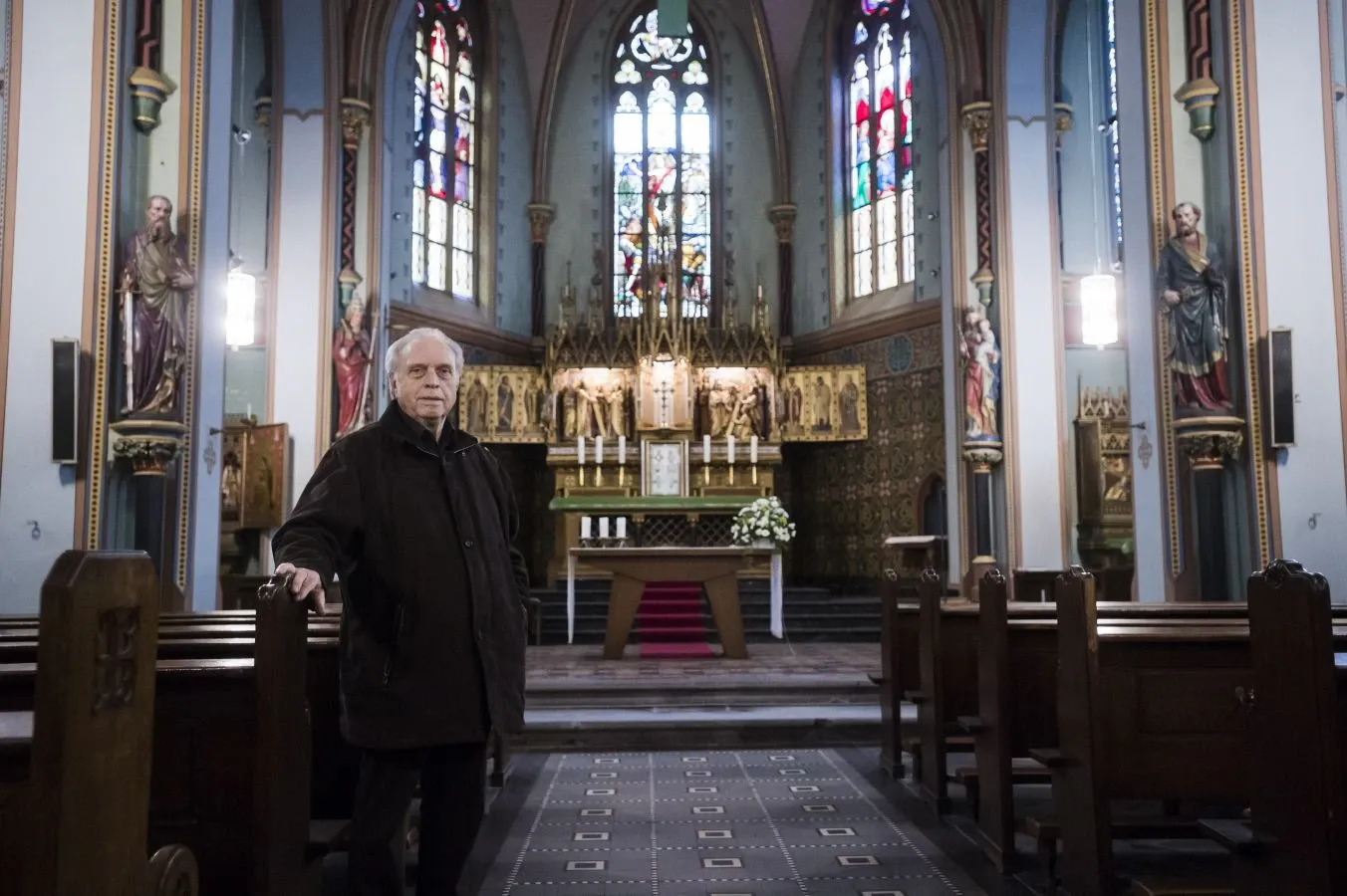 Innenansicht der Heilig-Kreuz-Kirche mit historischen Gegenständen