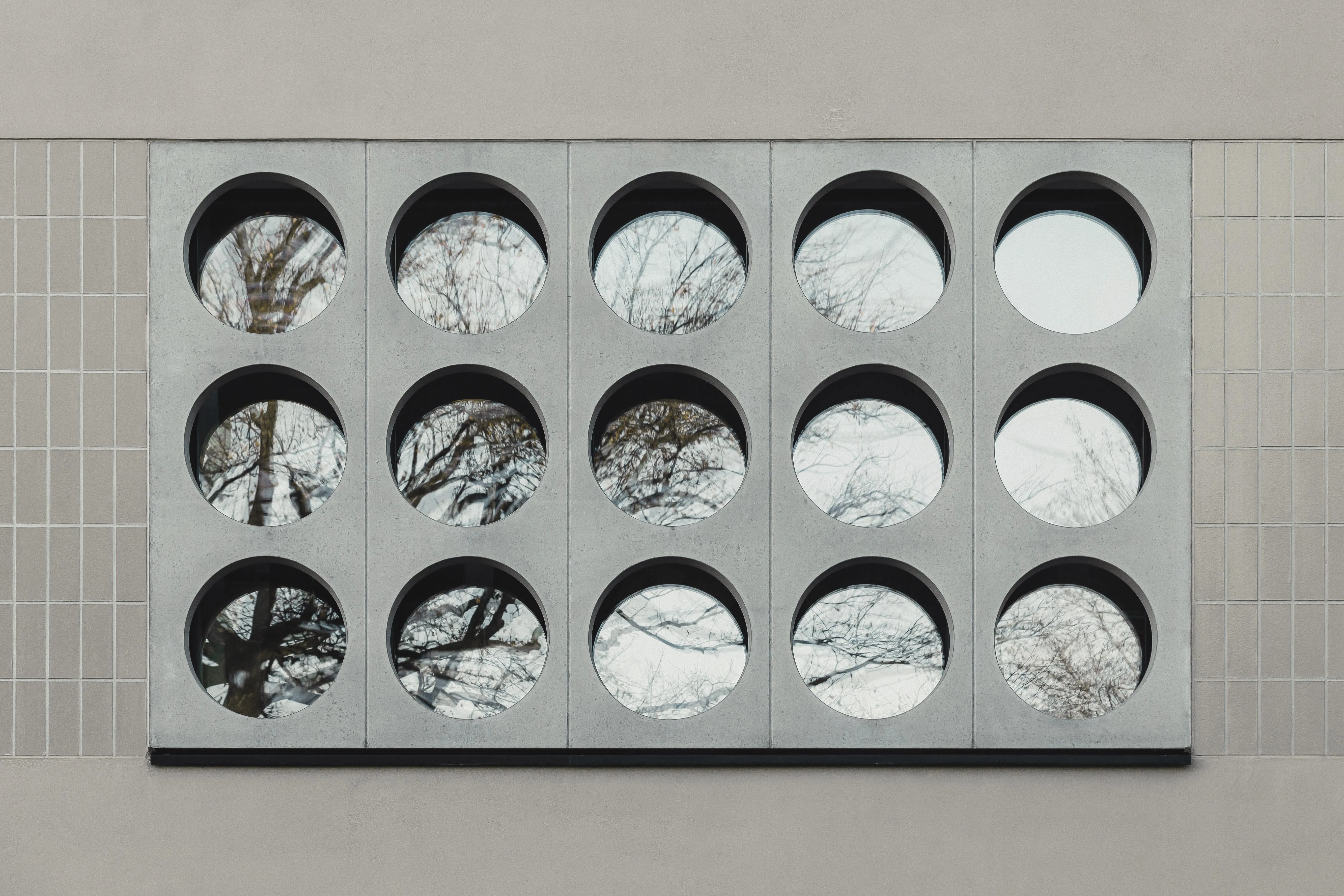 Innenansicht der Lew-Tolstoi-Schule mit modernen Lernbereichen und viel natürlichem Licht.