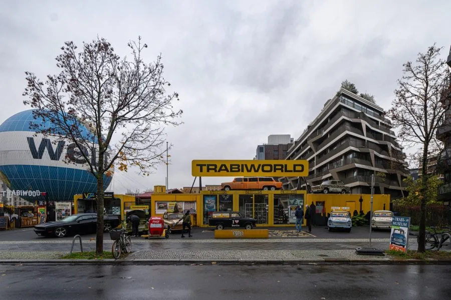 Innenansicht des Trabant Museums mit ausgestellten Fahrzeugen