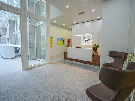 Innenansicht eines modernen Büros im Stockerhof mit viel Tageslicht