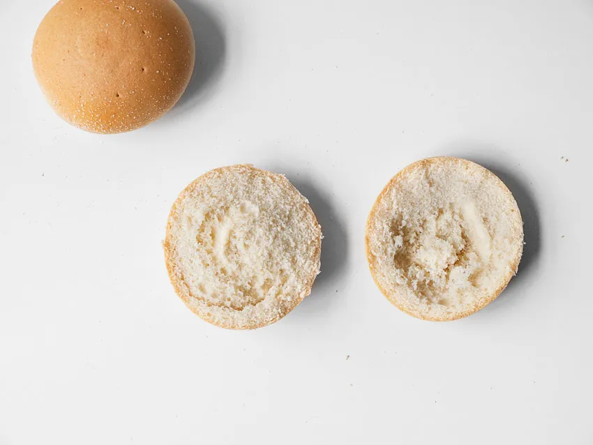 Inneres eines glutenfreien Burger Brötchens von Schär