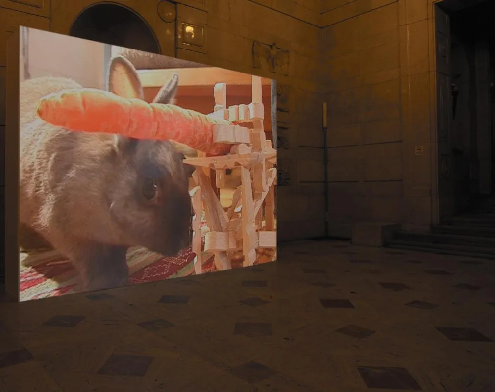 Installationsansicht des Videos "Gast" (2004) in der Sala Reale