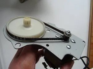 Intakte Zahnriemen im DeLonghi Mahlwerk Getriebe