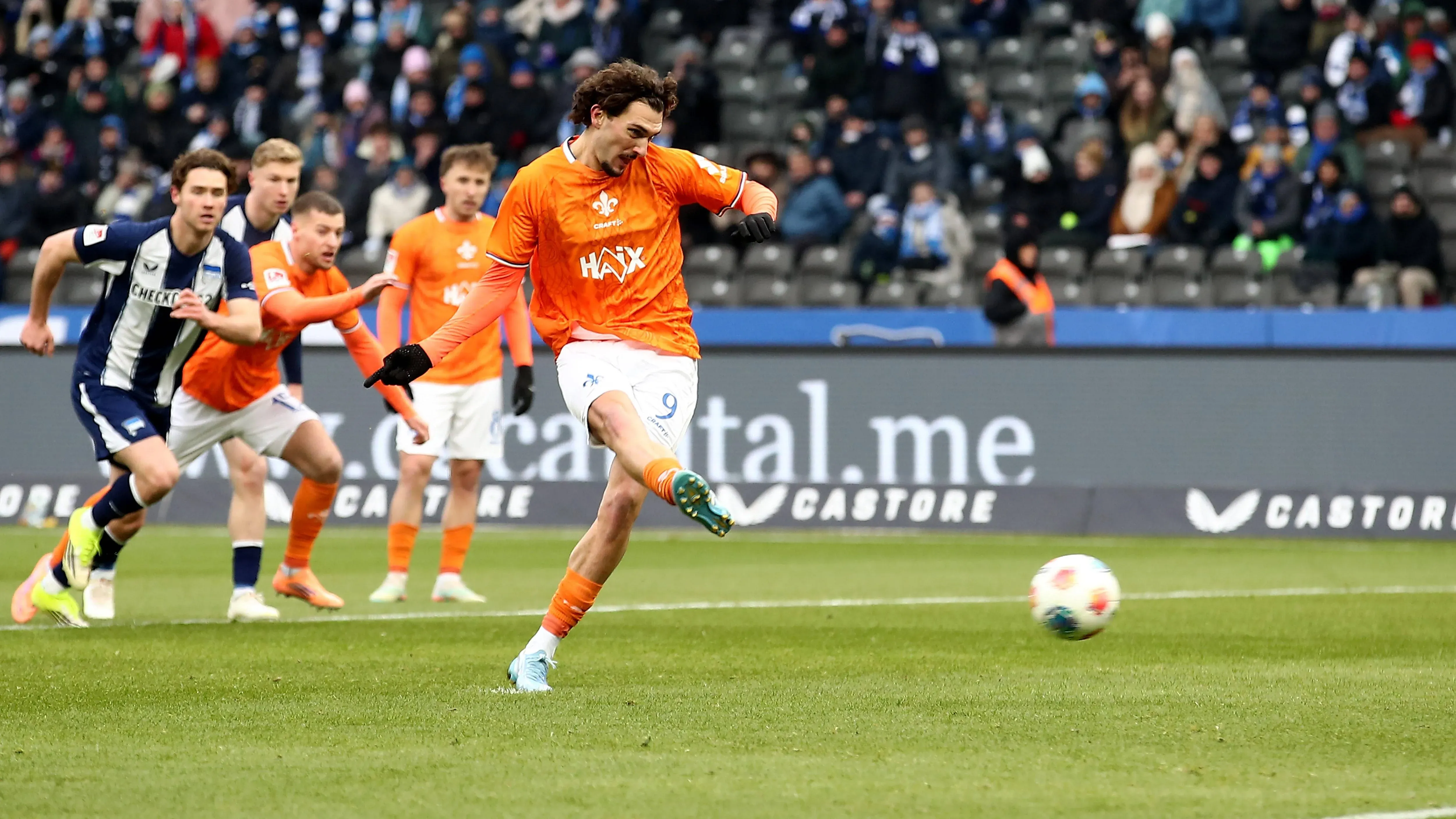 Intensive Spielszene zwischen Hertha BSC und SV Darmstadt 98