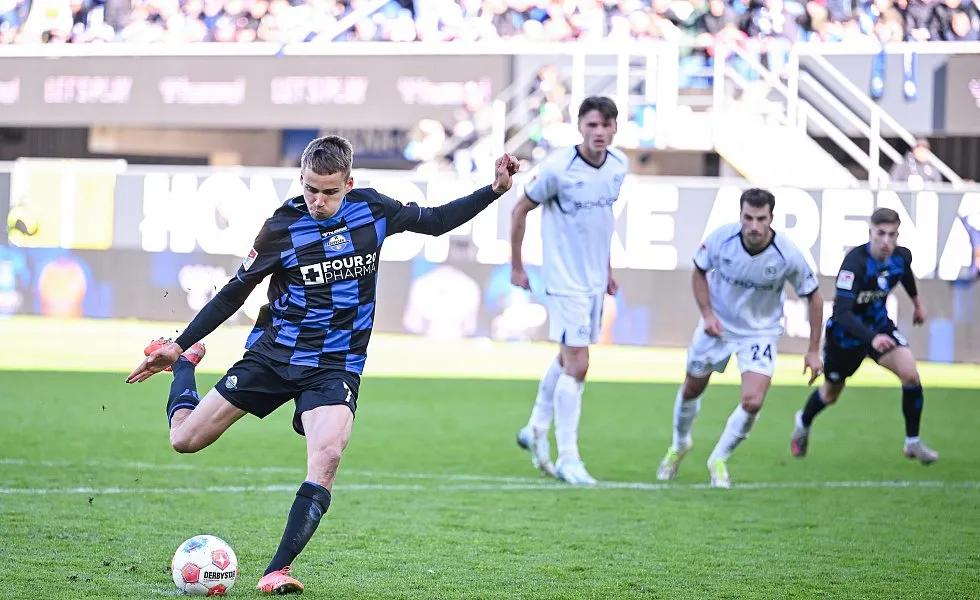 Intensiver Zweikampf während des Derbys