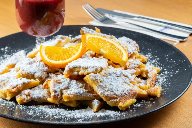 Interieur einer Rischart Verkaufsfiliale mit Theke