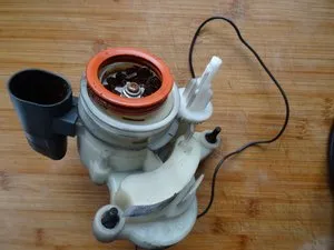 Interne Ansicht eines DeLonghi Mahlwerks mit Motor und Getriebe