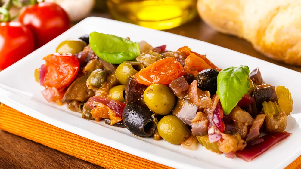 Italienische Caponata, ein Auberginen-Eintopf mit Tomaten und Oliven