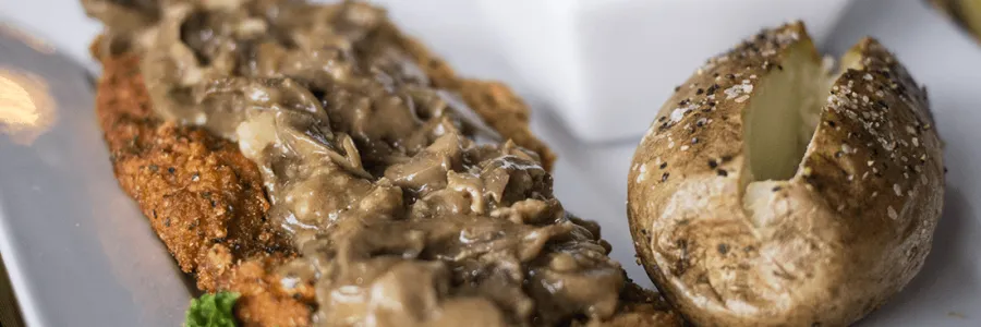 Jägerschnitzel mit Pilzrahmsoße und Pommes Frites