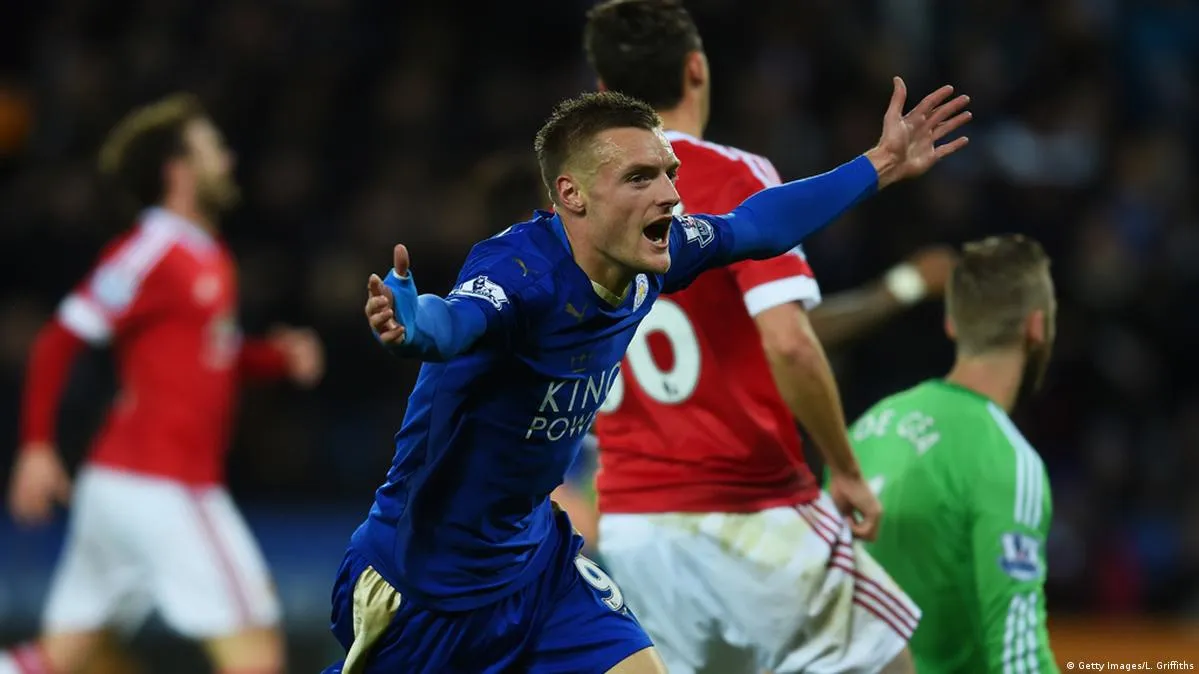 Jamie Vardy und Bastian Schweinsteiger im Premier League Duell