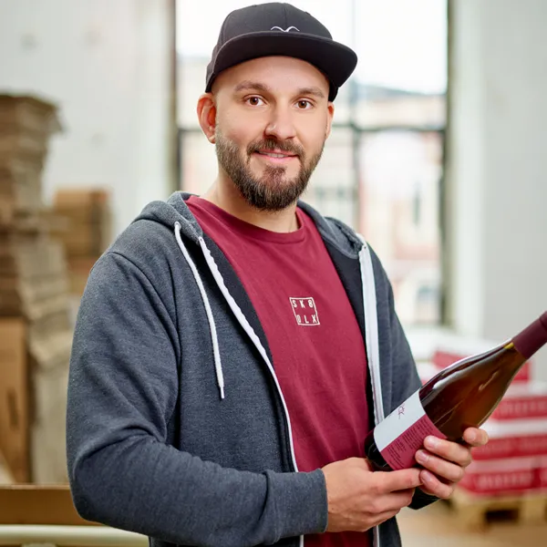 Jens B. Hugel vom Weinkombinat Hugel inmitten seiner Naturweine