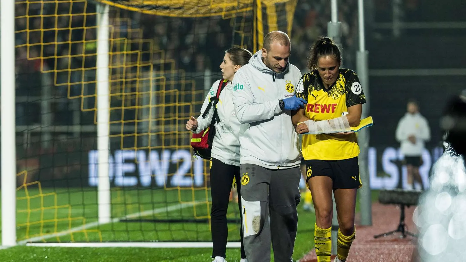 Jenske Steenwijk verletzt sich im DFB-Pokalspiel zwischen BVB und FC Bayern