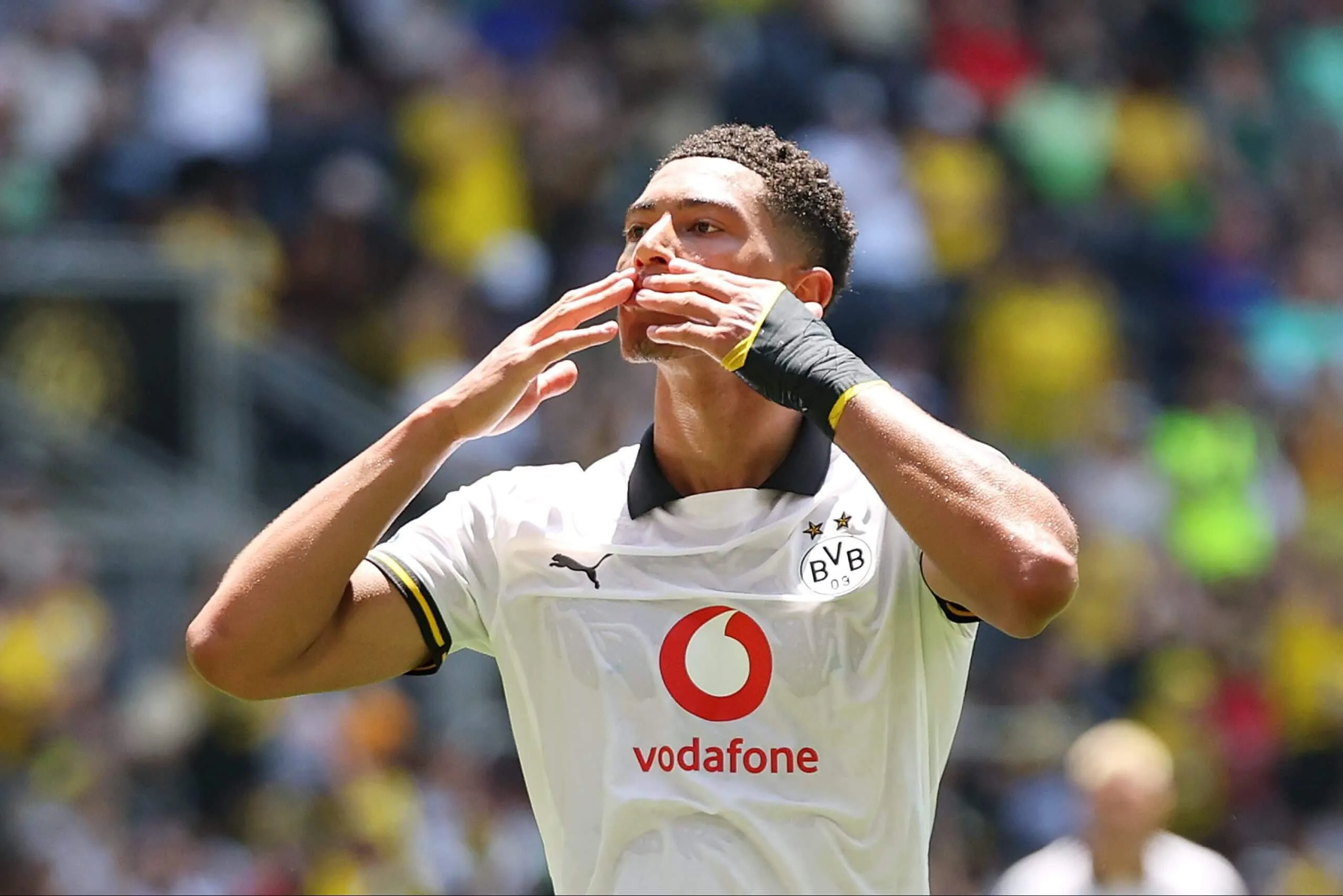 Jobe Bellingham im Trikot von Borussia Dortmund in Aktion