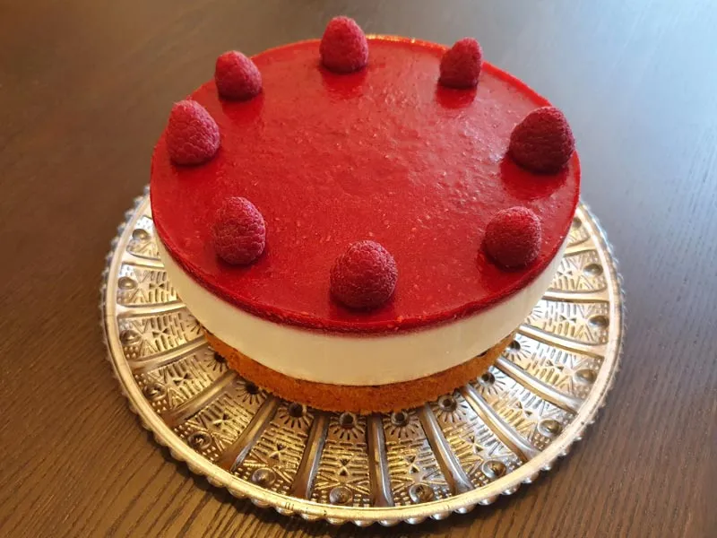 Joghurt-Himbeer-Torte mit frischem Himbeerspiegel