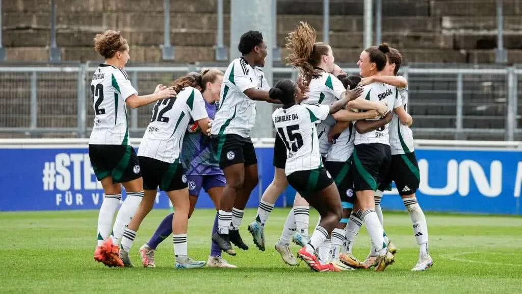 Jubelnde Schalker Frauen nach dem Sieg im Elfmeterschießen im Parkstadion