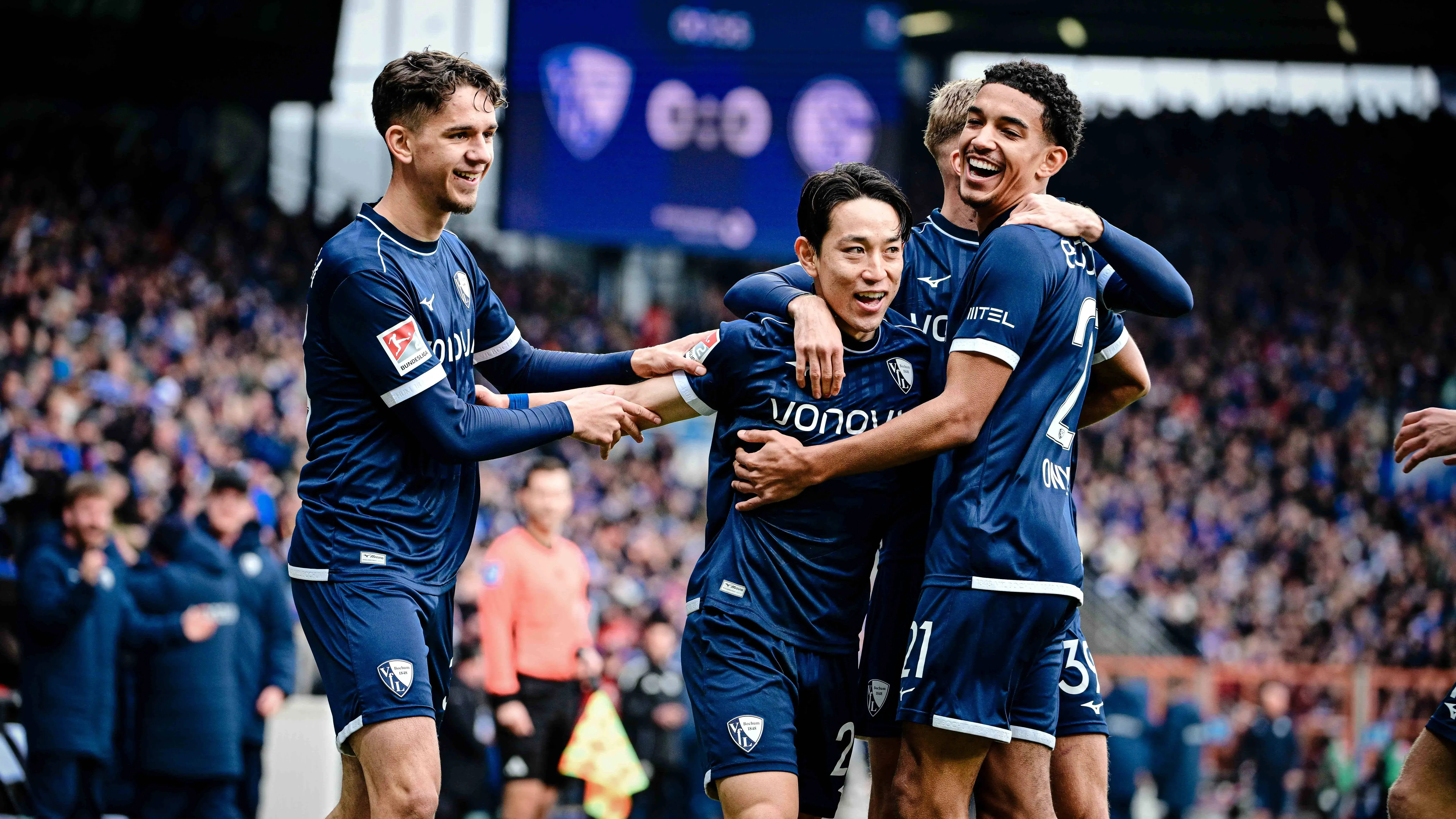 Jubelnde Spieler des VfL Bochum nach einem Tor gegen Schalke 04