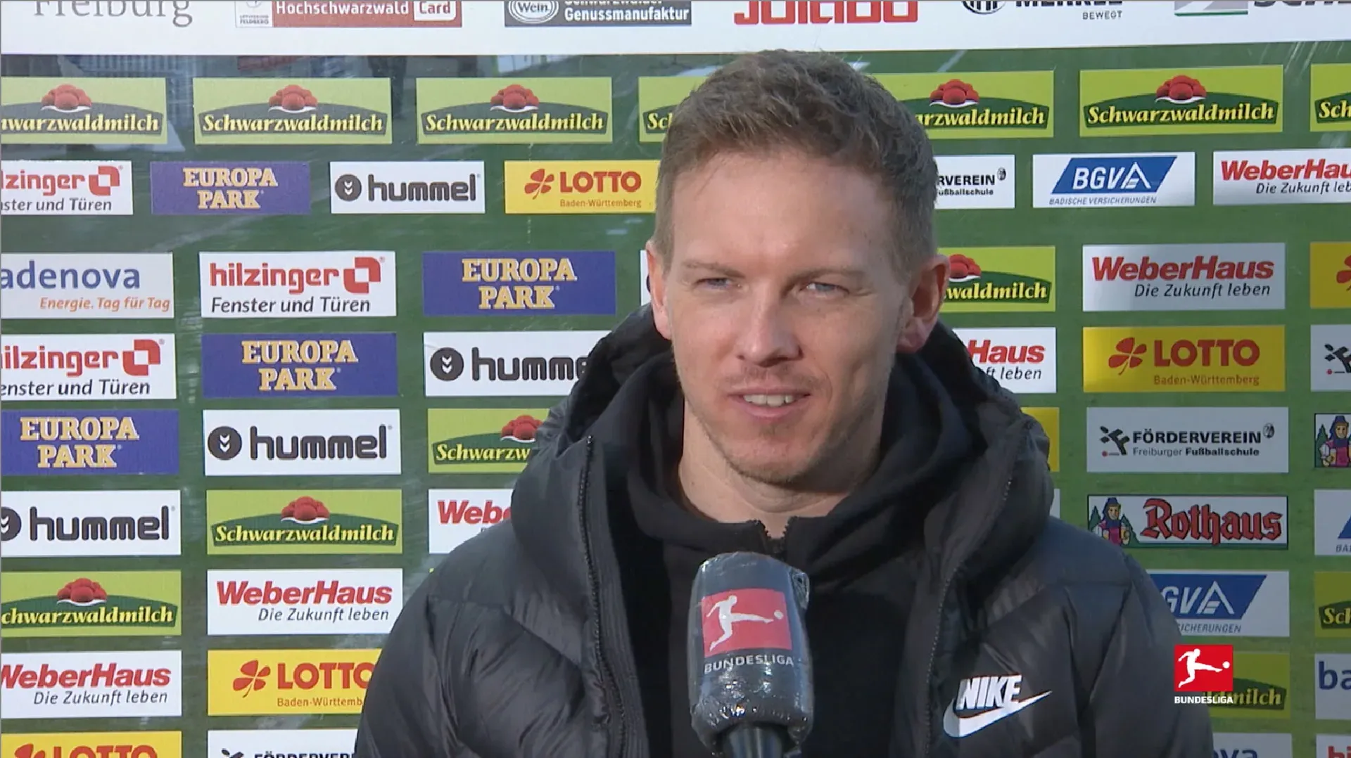 Julian Nagelsmann gibt Anweisungen am Spielfeldrand