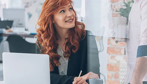 Junge Person am Laptop, symbolisiert die Zukunftsperspektive als Rentenberater