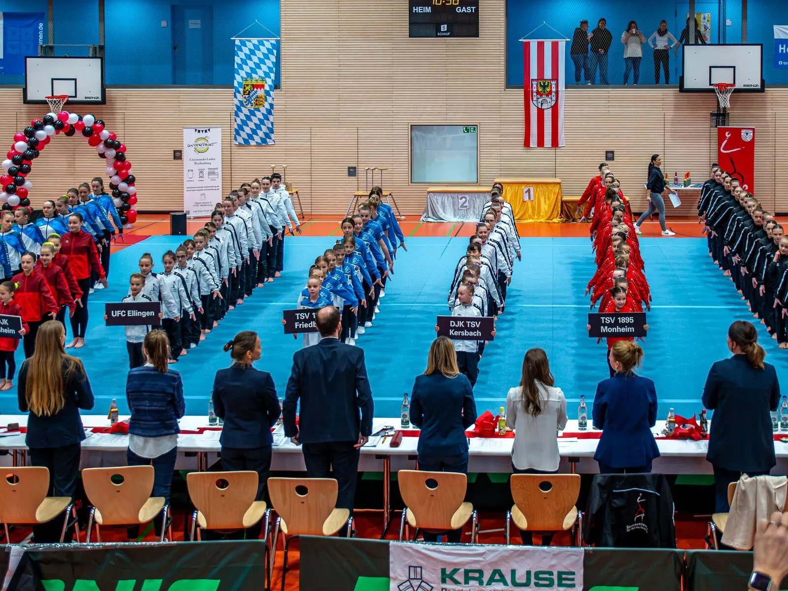Junge Sportakrobaten führen eine Balance-Übung bei einem Nachwuchsturnier aus