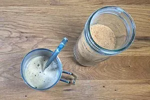 Kaffee in einer Kanne, bereit zum Abkühlen mit braunem Zucker