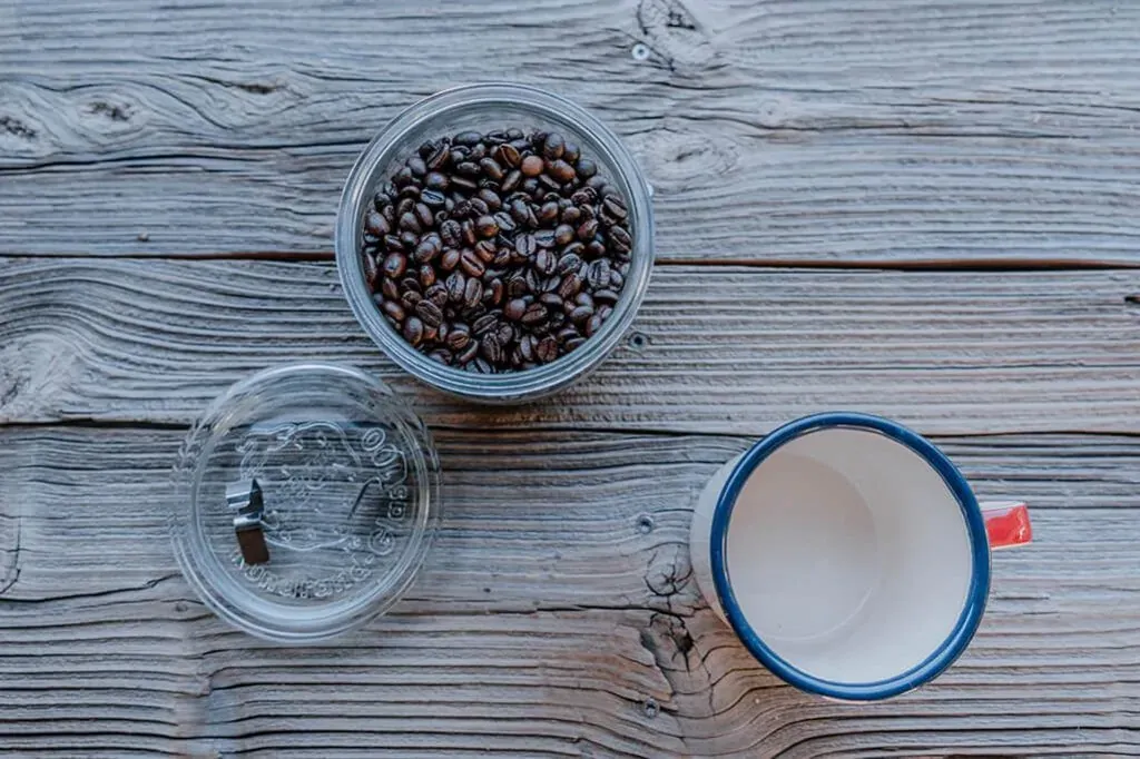 Kaffeebohnen in einem Einmachglas im Wohnmobil