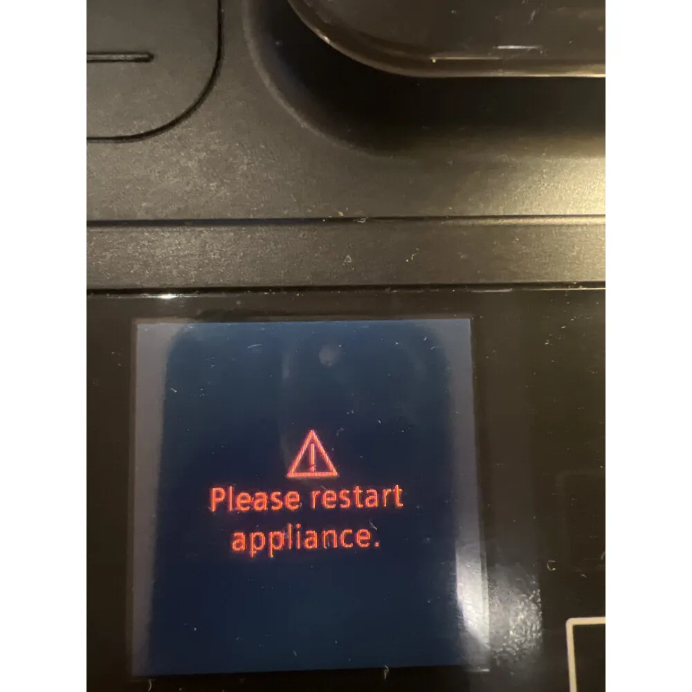 Kaffeevollautomat mit Fehlermeldung "Bitte Gerät neu starten"