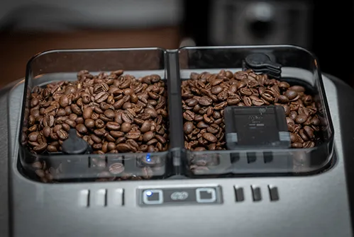 Kaffeevollautomat mit zwei Bohnenbehältern