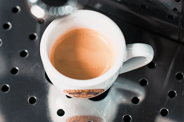 Kaffeevollautomat ohne Milchsystem, Fokus auf Espresso