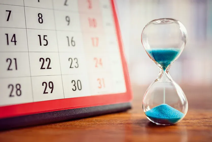 Kalender symbolisiert verspätete Auszahlung