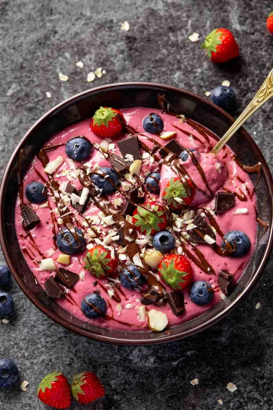 Kalorienarme Smoothie Bowl mit bunten Beeren, ideal für ein gesundes Frühstück
