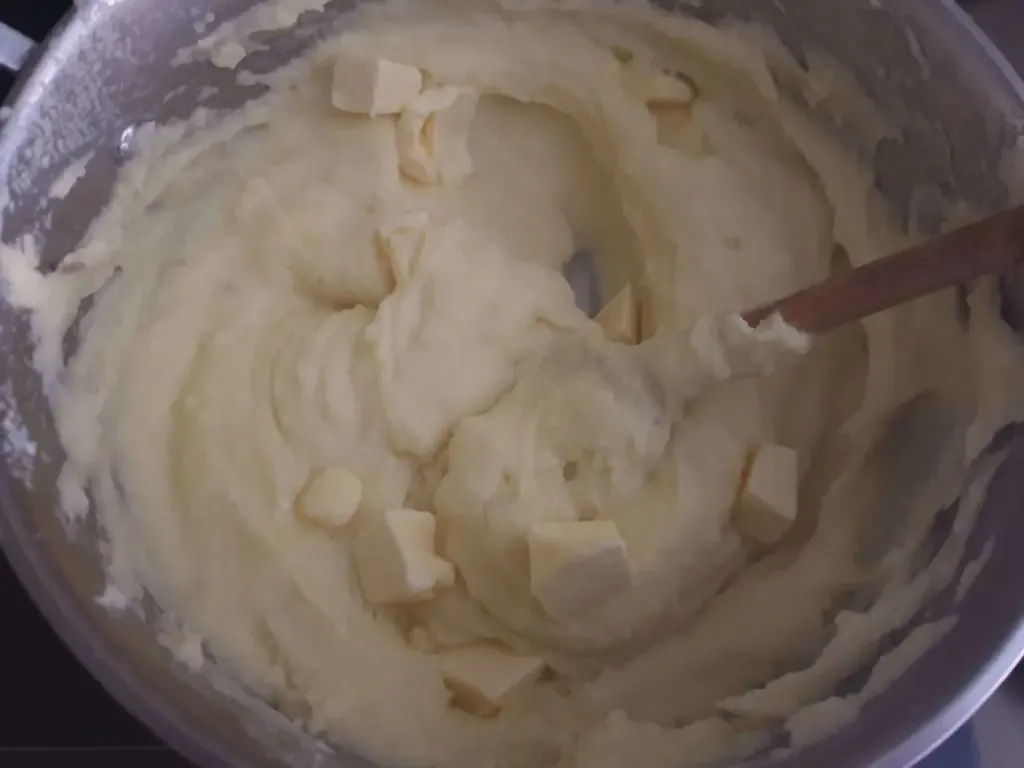 Kalte Butterwürfel werden in das Kartoffelpüree gerührt