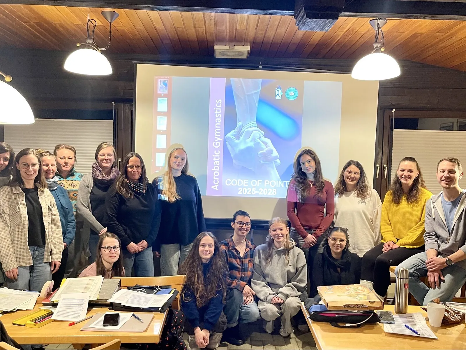 Kampfrichter bewerten eine Sportakrobatik-Performance