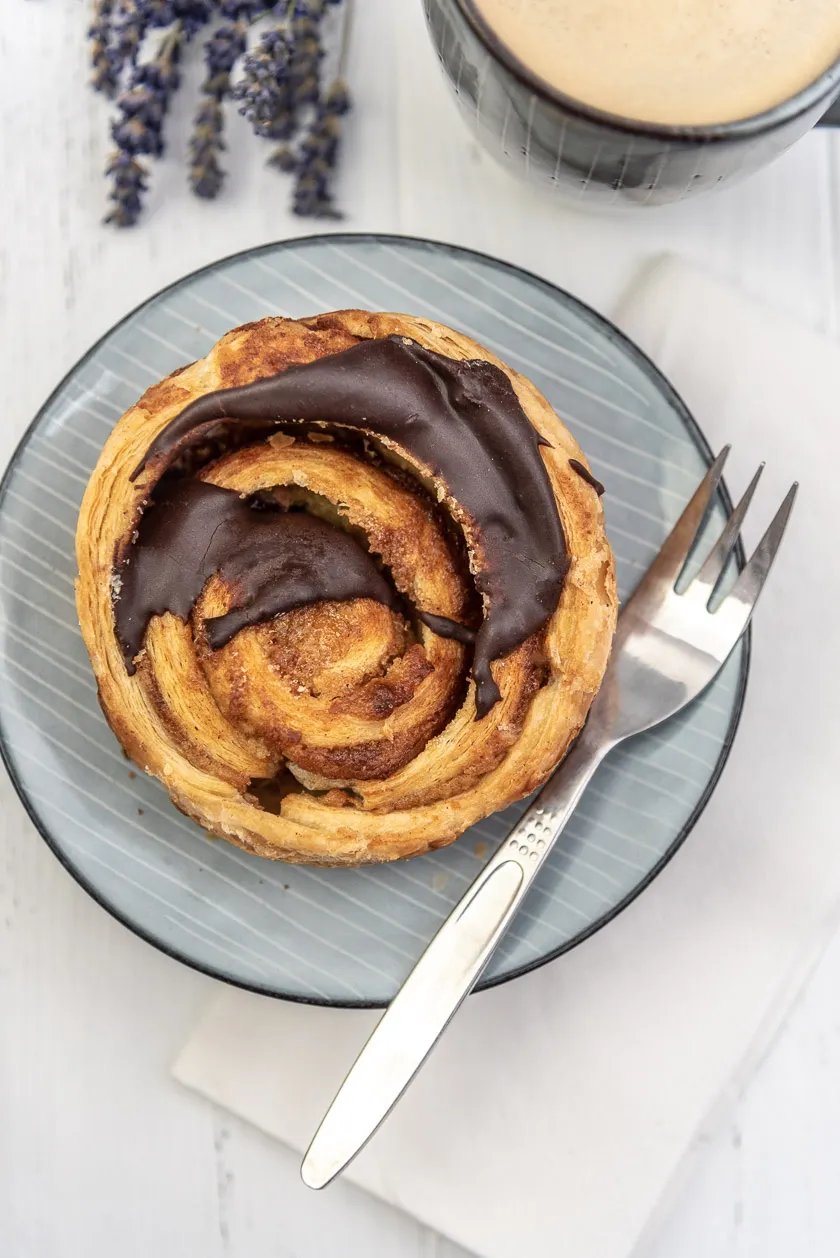 Kanelsnegle mit Schokolade – Eine Zimtschnecke mit dunklem Schokotopping