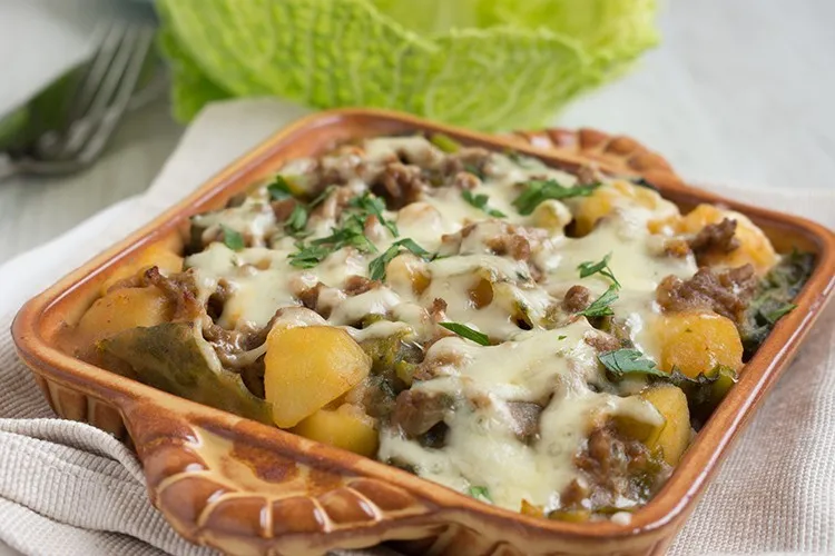 Kappes Durcheinander, ein herzhafter Eintopf mit Wirsing, Kartoffeln und Hackfleisch