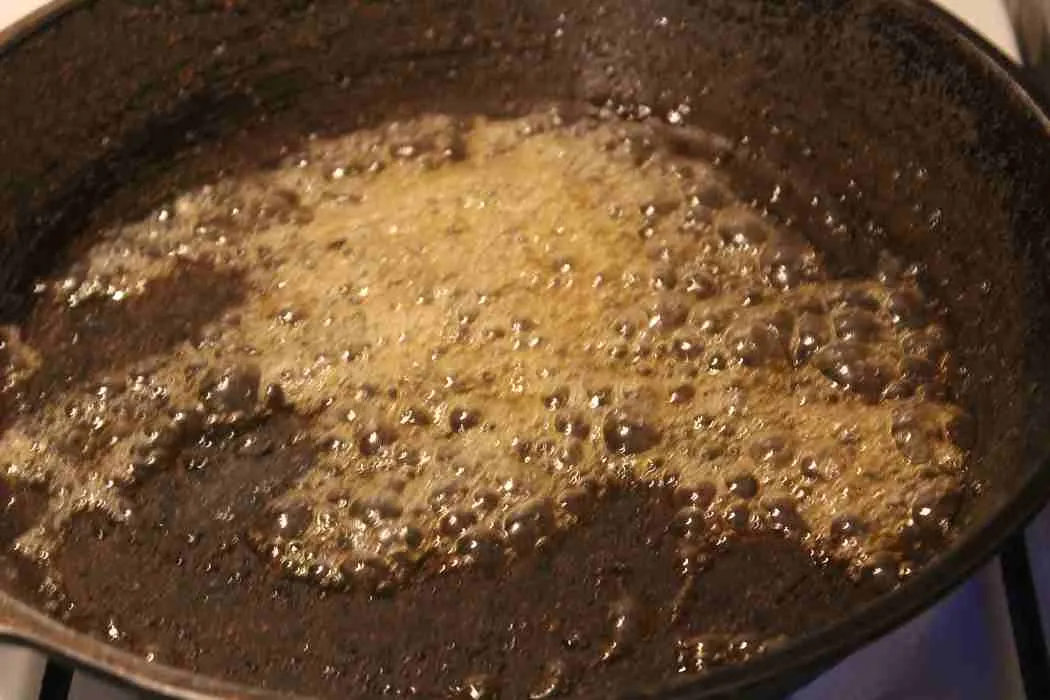 Karamellisierter Zucker und Äpfel in der Pfanne