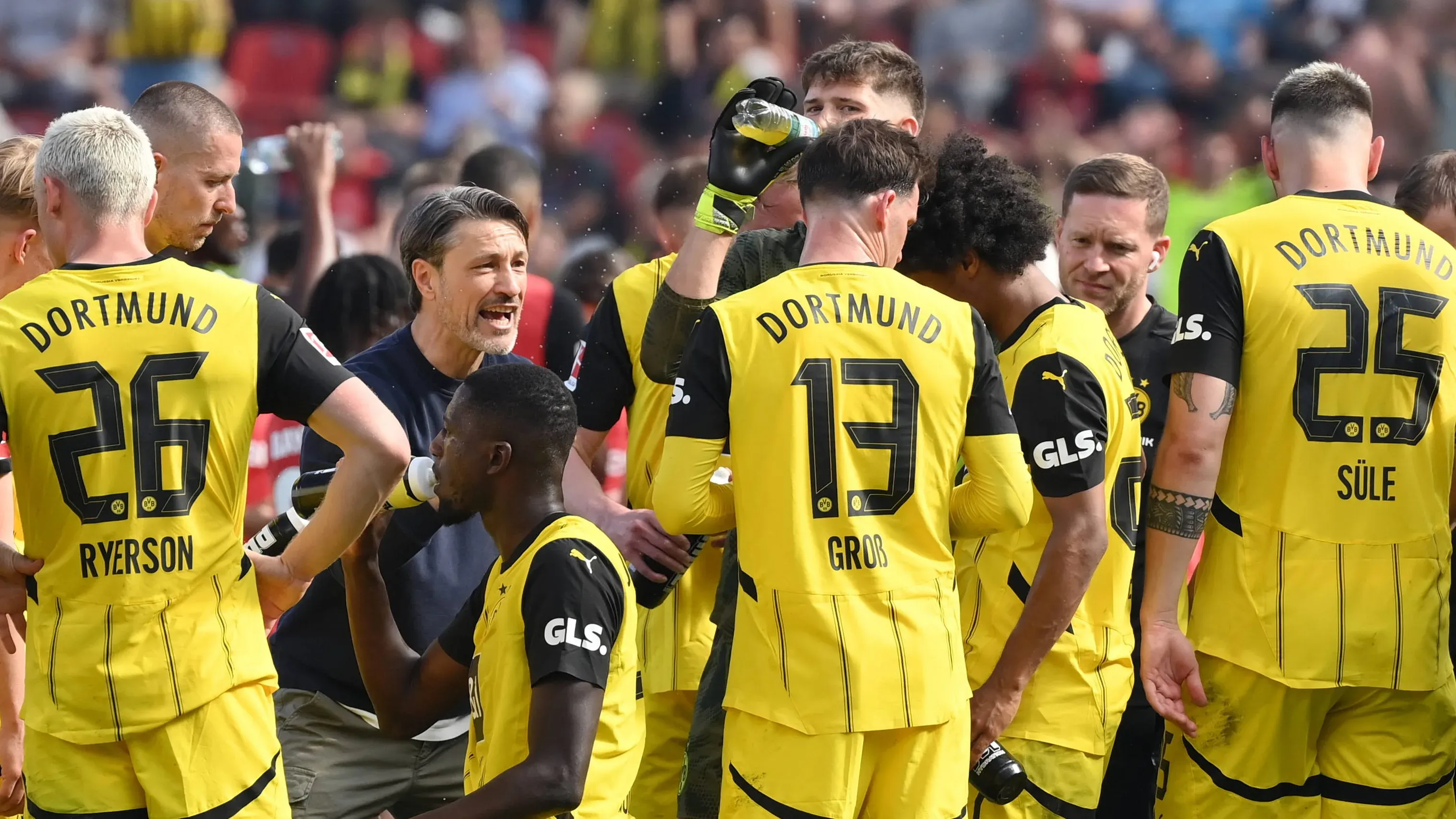 Karim Adeyemi von Borussia Dortmund im Trikot auf dem Feld