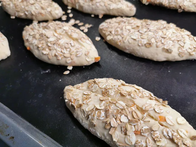 Karotten-Spitzwecken auf dem Backblech